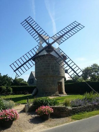 Un moulin avant Locquémeau.