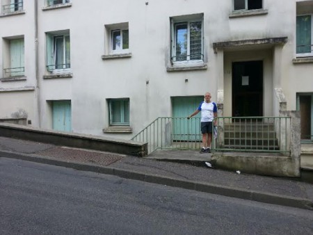 Jean-Pierre, devant le bâtiment HLM de la rue St Augustin. 
