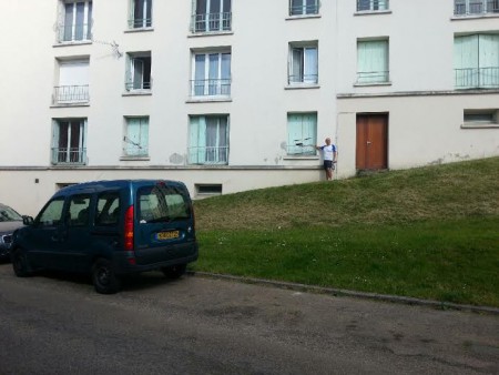 A l'arrière du même immeuble devant la fenêtre de la chambre. 
