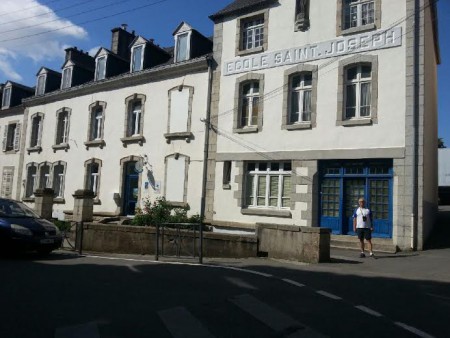 Jean-Pierre devant le collège St Joseph à Morlaix.