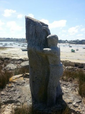 Une sculpture de Jean-Yves Breton devant le port du Korrejou.
