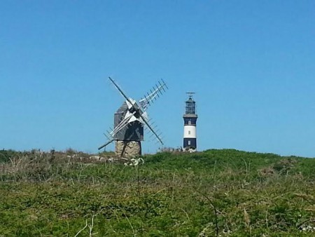 Le moulin de Caraes, avec en fond le phare du Créac'h.