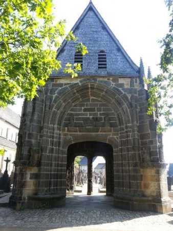 Monument religieux devant l'abbaye de Daoulas.