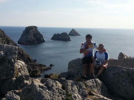 Devant les tas de Pois à la pointe de Pen Hir, sur la presqu'ile de Crozon.