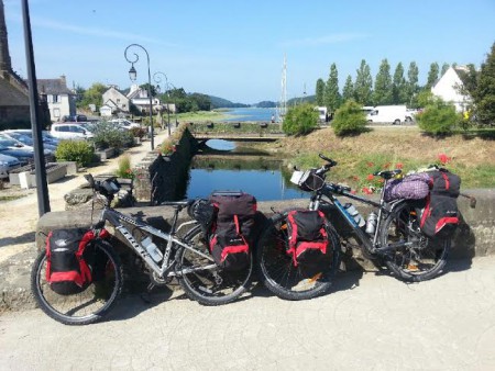 Au bord de la rivière Camfrout, à l'Hopital-Camfrout.