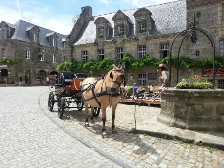 Départ en calèche imminent au coeur de Locronan.