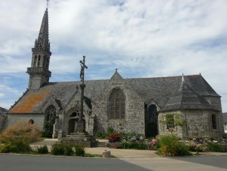 L'église et le calvaire de Poullan sur Mer.
