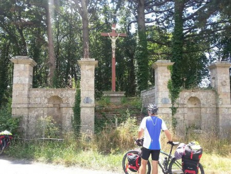Au détour d'une route, du coté de Camël, un calvaire à l'abandon. Quel dommage !