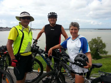 Un trio de cyclistes heureux.