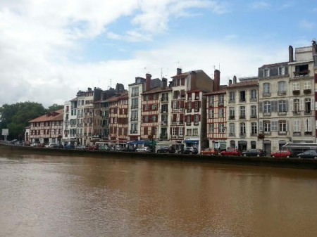Bayonne et ses maisons colorées.