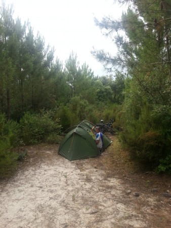 Camping sauvage dans la forêt d'Hourtin.