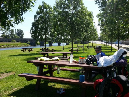 Pause café au bord de la Sélune à Pontaubault.