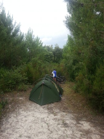 Camping sauvage dans la forêt d'Hourtin.